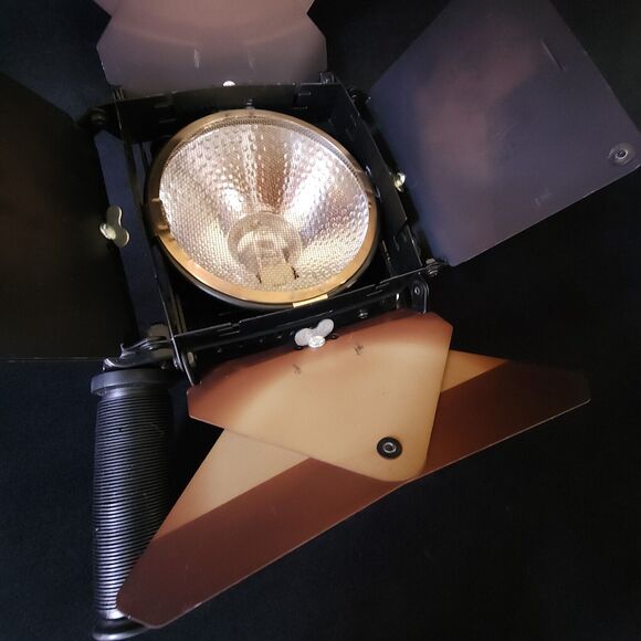 Black Handheld Lowel Omni Flood Light w/ Barn Doors 500 Watt - Picture 4 of 12